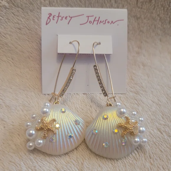 🩷🩷🩷 NWT Betsy Johnson Seashell Earrings 🩷🩷🩷 - Picture 1 of 2